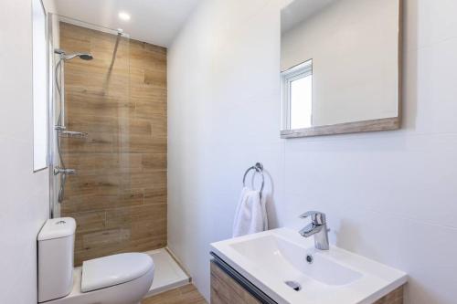Ένα μπάνιο στο Exquisite modern luxury apt in central Malta - Walking distance to the restaurants & night life