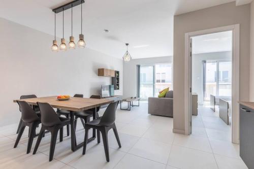 Χώρος καθιστικού στο Exquisite modern luxury apt in central Malta - Walking distance to the restaurants & night life
