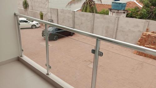 una ringhiera di metallo sul lato del balcone di HOTEL PLAZA PONTES e LACERDA a Pontes e Lacerda