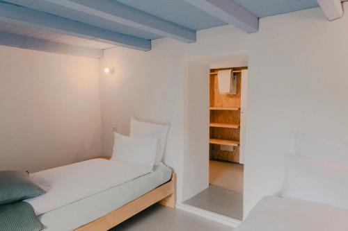 Piccola camera con letto e armadio. di Corippo Albergo Diffuso a Corippo