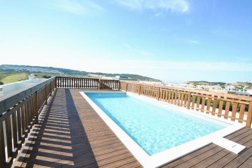 una piscina en el balcón de una casa en Sol e mar T3, en São Martinho do Porto