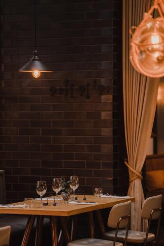 a dining room with a table with wine glasses at PURO Gdańsk Stare Miasto in Gdańsk
