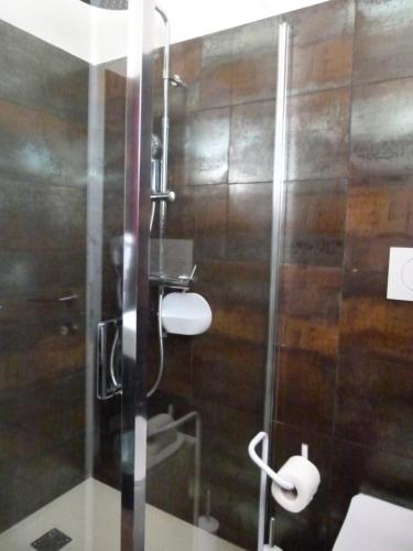a bathroom with a shower with a glass door at Appartamento Bel Sito in Bardolino