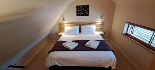 1 dormitorio con 1 cama con 2 almohadas en South House, en Winchester
