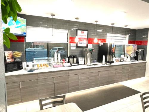 a fast food restaurant with a counter with aperature at Econo Lodge Cartersville-Emerson Lake Point in Cartersville