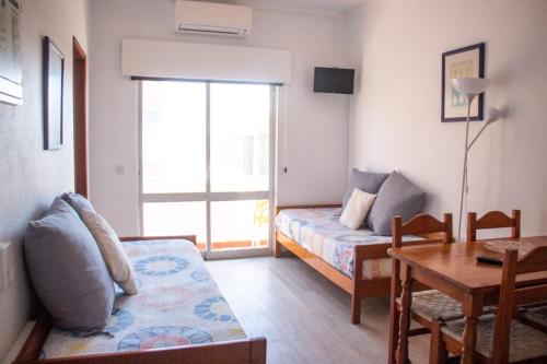 sala de estar con sofá y mesa en Apartamentos Central, en Quarteira