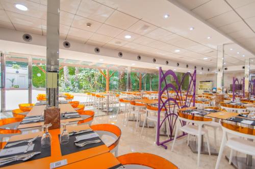 a large dining room with tables and chairs at Hotel Servigroup Venus in Benidorm