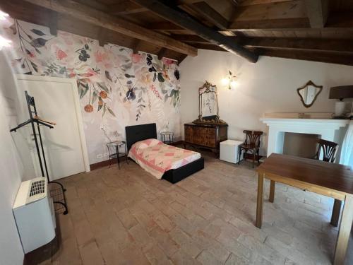 a bedroom with a bed and a table in a room at Agriturismo e Az. Agricola Ma.Mi in Sale