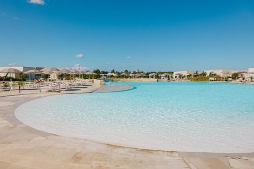 Piscina de la sau aproape de Relais Masseria Le Cesine - CDSHotels