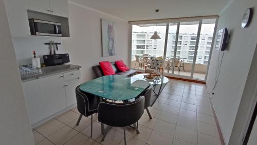a kitchen and living room with a table and a kitchen and a dining room at Papudo Laguna, Hermoso Apartamento junto al Mar in Papudo