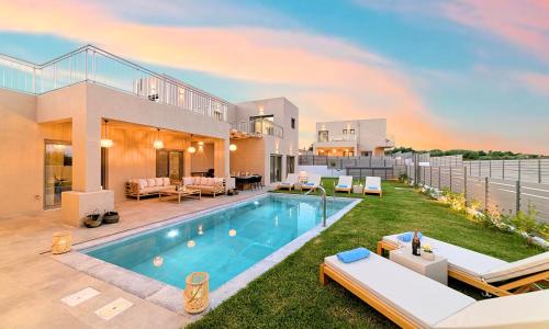 una casa con piscina nel cortile di KS Luxury Villas Heated Pools a Georgioupolis
