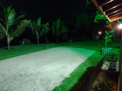 une plage de sable blanc avec des palmiers la nuit dans l'établissement Rancho a beira rio 2-bedroom cottage, à Juritis