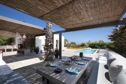 Gallery image of Villa Aphrodite · Elegant villa, sea views, designer renovation in Ambelas