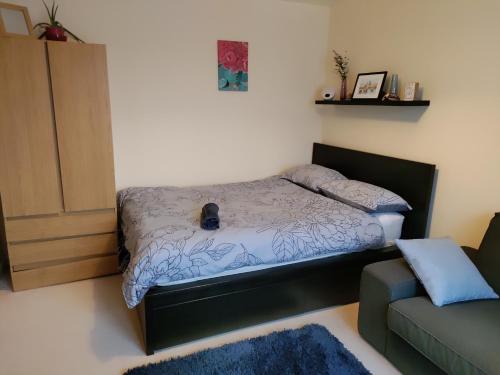 1 dormitorio pequeño con 1 cama y 1 sofá en Double Room in a Top Floor Shared Apartment en Northampton