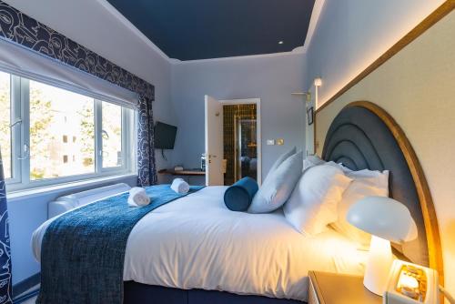 1 dormitorio con 1 cama grande y ventana grande en The Anchorage, en Poole