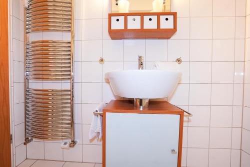 y baño con lavabo y espejo. en Fewo "Seglernest", mit Schwimmbad und Sauna, en Timmendorfer Strand