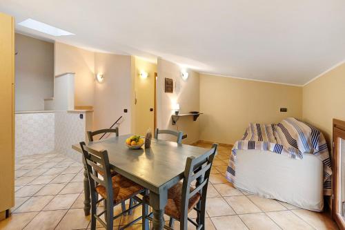 a kitchen and dining room with a table and chairs at Ultimo Tiro-appartamento Terzo Tiro in Cisano sul Neva
