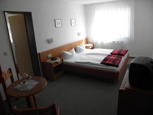 Uma cama ou camas num quarto em Gasthof Breeger-Bodden