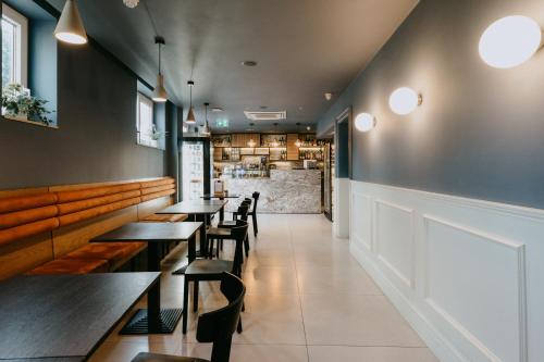 una fila de mesas y sillas en un restaurante en Townhouse17 Boutique Bed & Breakfast, en Victoria