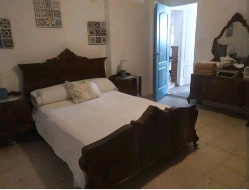 um quarto com uma cama grande num quarto em Casa de Campo Talavera em Talavera de la Reina
