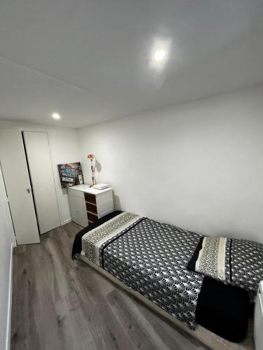 - une chambre avec un lit et une commode avec une table de chevet dans l'établissement Cœur de grasse, à Grasse