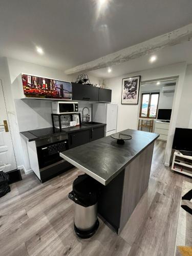 - une cuisine avec une grande île dans une chambre dans l'établissement Cœur de grasse, à Grasse