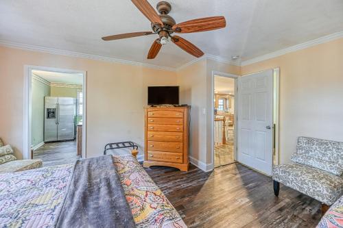 a bedroom with a bed and a ceiling fan at SML Ski School in Moneta