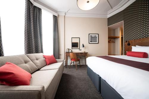 um quarto de hotel com uma cama e um sofá em Miller & Carter Heaton Chapel by Innkeeper's Collection em Manchester