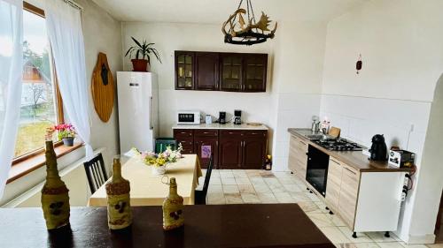 una cocina con una mesa con botellas. en Vila Kira Buşteni, en Buşteni