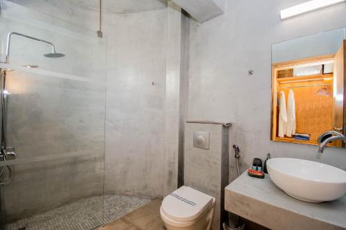 een badkamer met een wastafel, een toilet en een douche bij Bali Diamond "by Checkin" Adults Only in Balíon