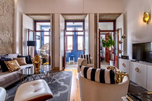 ポルトにあるOporto Golden Apartmentのリビングルーム(ソファ、テーブル付)
