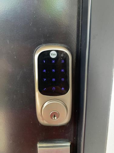 a close up of a remote control on a cell phone at Lapa Lodge G1 in Jacó
