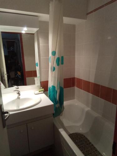 une salle de bain avec un lavabo et une baignoire et un lavabo dans l'établissement LOLA, à Puy-Saint-Vincent