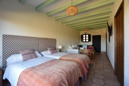 1 dormitorio con 2 camas y sala de estar en Finca Santa Maria de las Cañadas en El Garrobo