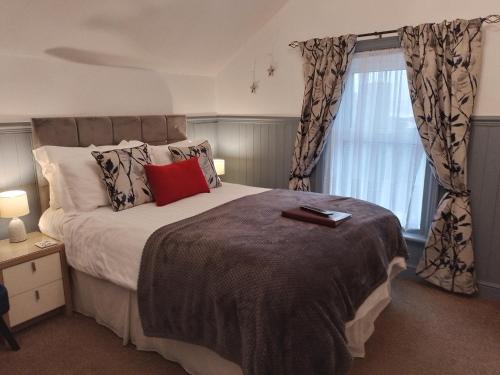 Un dormitorio con una cama grande y una ventana en Sunflower Lodge, en Bridlington