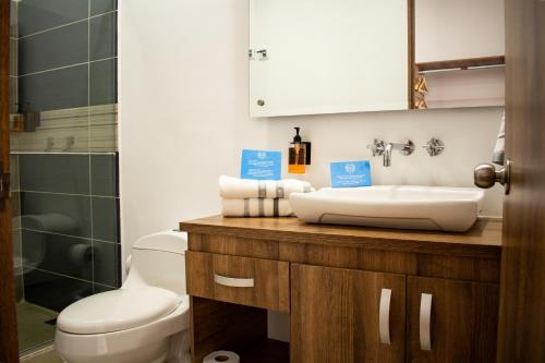 uma casa de banho com um lavatório e um WC em El Reloj Casa Hotel em Filandia