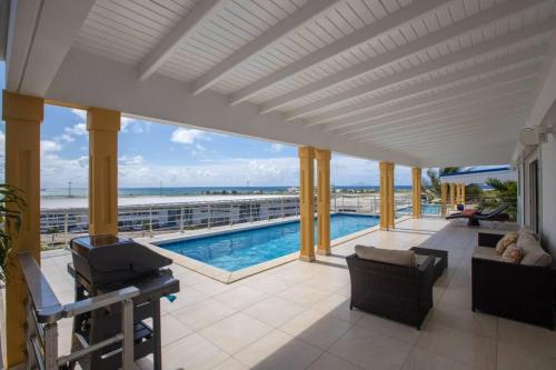 Piscina en o cerca de Charming 3-Bed Villa in Maho