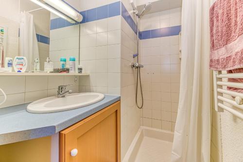 un baño con lavabo y ducha en Les Balcons du Soleil 4013, en Les Deux Alpes