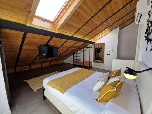 - une chambre avec un grand lit et une fenêtre dans l'établissement Dúplex de diseño Jaén Centro-Catedral, à Jaén