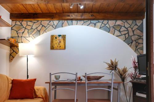 a living room with two chairs and a table at casa vacanze Iside in Termini Imerese
