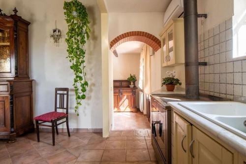 eine Küche mit einem Tisch und einem Stuhl in einem Zimmer in der Unterkunft Villa Tuscan Prestige 25 ospiti Piscina Jacuzzi in La Croce
