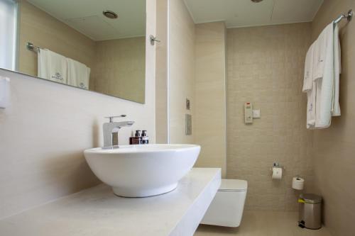 Ванная комната в Melrose Rethymno by Mage Hotels