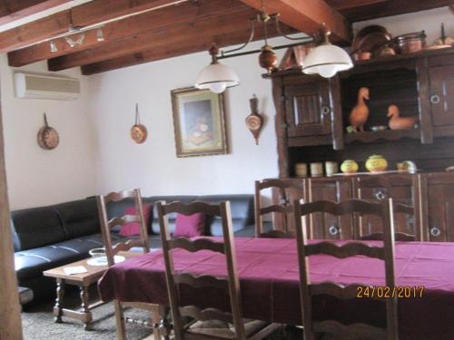 a living room with a table and a couch at Les Chênes 2 - cadre verdoyant in Eugénie-les-Bains