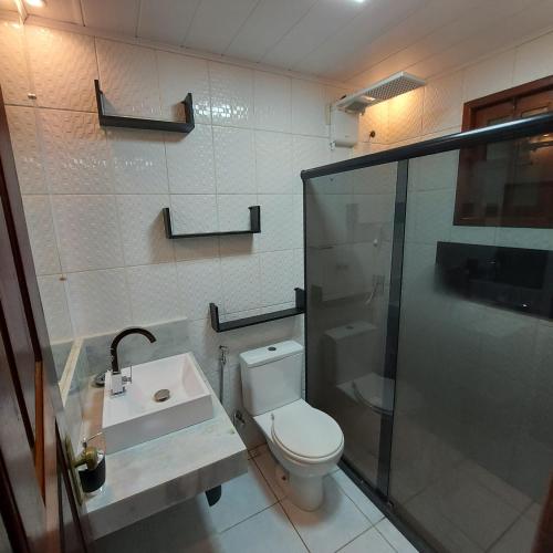 a bathroom with a toilet and a sink at Residência Thomas in Itacaré