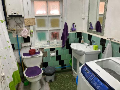 y baño con aseo y lavamanos. en Hostal brons, en Valparaíso