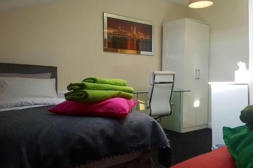 Fotografie z fotogalerie ubytování Large 6 bedroom duplex - perfect for large family v destinaci Liverpool