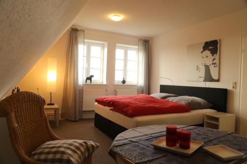 una habitación de hotel con 2 camas y una mesa con sidra de mesa en Ferienhaus Addebüll, en Langenhorn