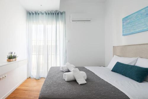 A bed or beds in a room at Blue Delta Apartment Palaio Faliro