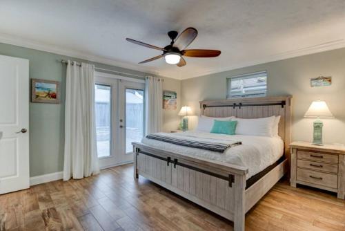 Un dormitorio con una cama y un ventilador de techo. en Sunset Oasis by the Boondocks, en Port Orange