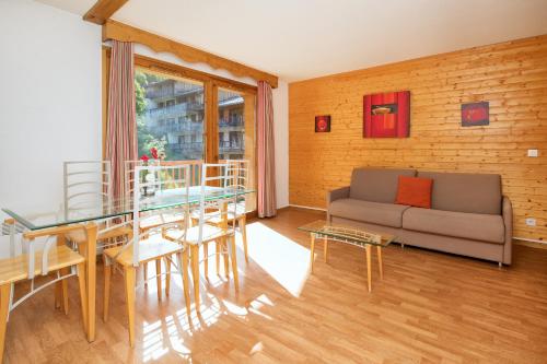 Le Hameau SPA & PISCINE appartement 3 pieces 6pers by Alpvision Residences
